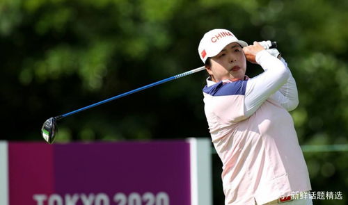 丁禹兮身穿比音勒芬西装亮相活动