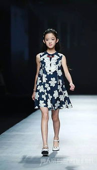 黄杨钿甜出席活动照片