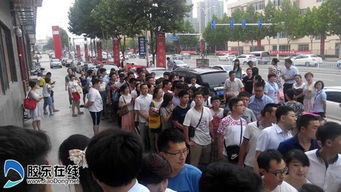 民政局内排队等待登记的情侣们