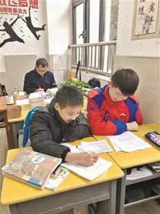 教师在教室中沉思