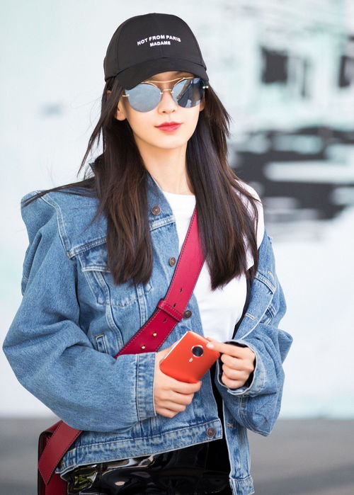 曾黎机场强忍眼泪：那一刻，她不是明星，只是一个普通人