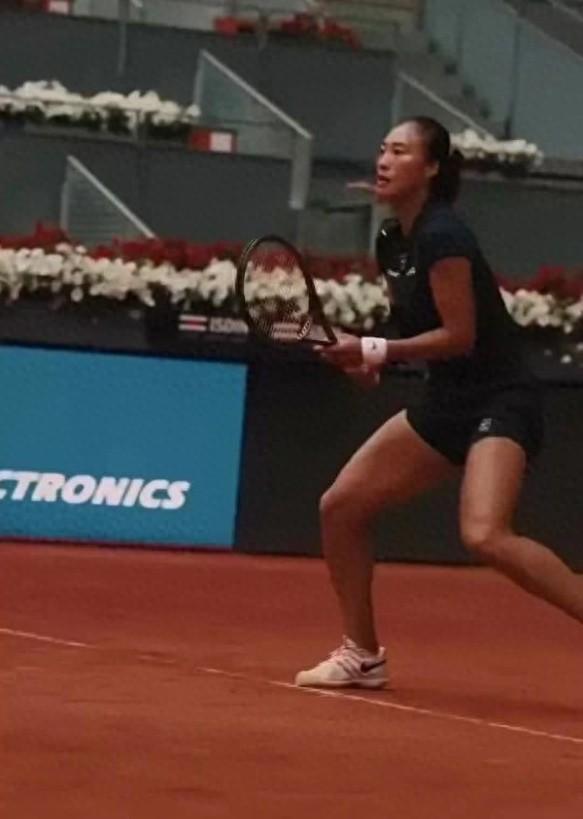 郑钦文备战训练场景