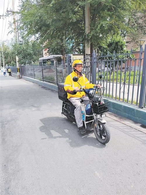 林州街头一位外卖骑手在高温下休息