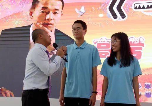 成功演讲后的笑容