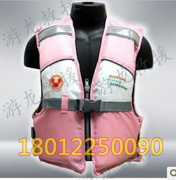 儿童佩戴救生衣学习游泳技巧