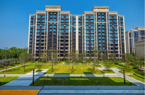 房地产楼盘销售中心人头攒动