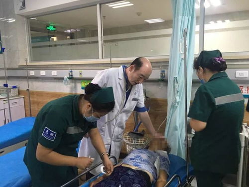 医院急诊室医护人员为中暑患者降温处理