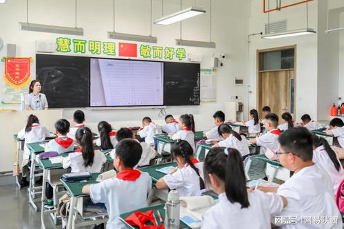 学生在现代化教室上课