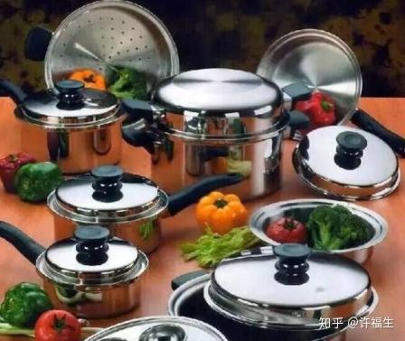 厨房里正在煮粥的锅和旁边摆放整齐的调料瓶