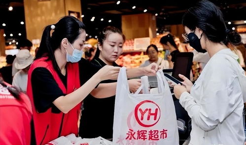 胖东来超市门店排队盛况