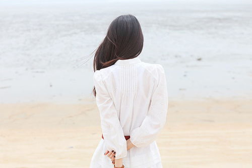 一位中年男子站在窗边凝望远方