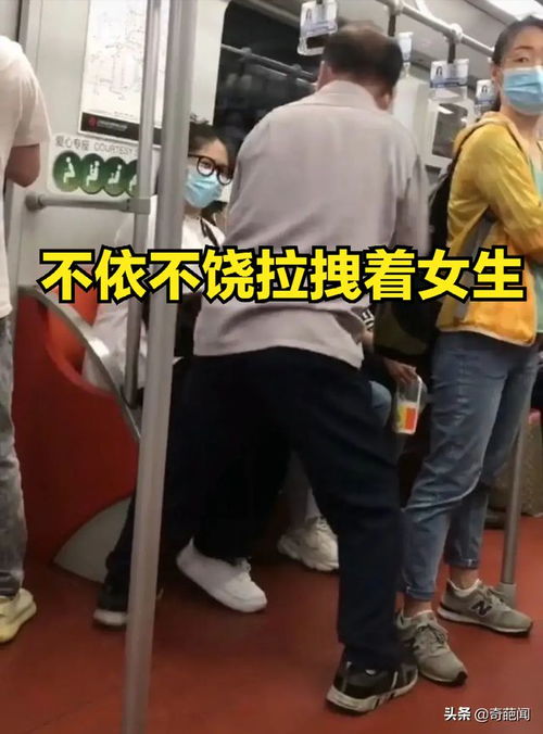 老人伸手拉拽年轻男子