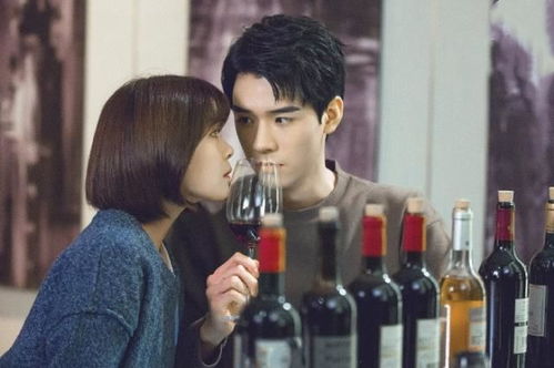 剧中男女主在林中紧急接吻场景