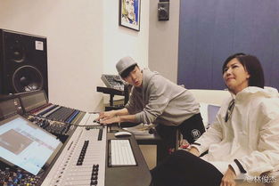 孙燕姿在录音室工作