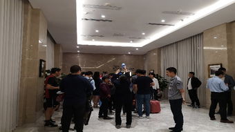 股东排队领取茅台酒