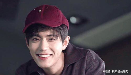 导演郑晓龙与肖战在片场交流