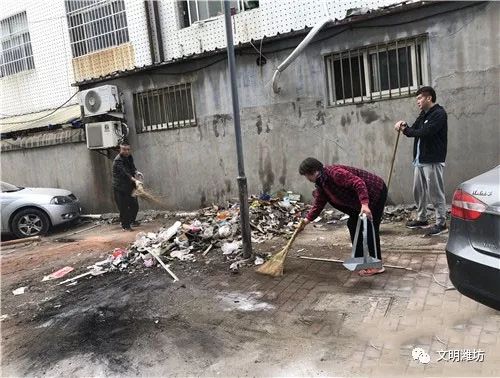 主播与小区居民一起清理垃圾后的合影