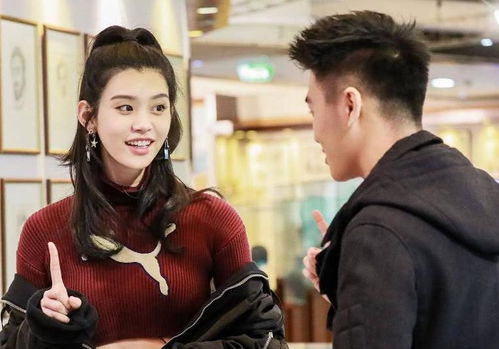 情侣在街头吵架表情严肃