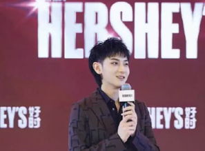 黄子韬穿白西装疑似求婚造型