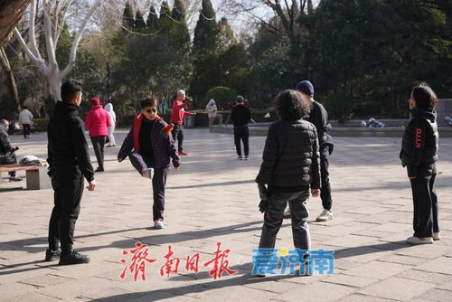 春季晨练在公园