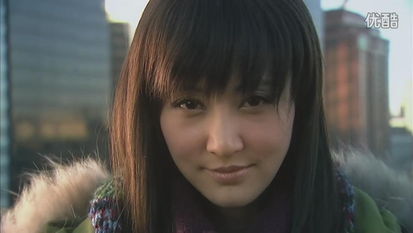 林夏自信微笑站在阳光下