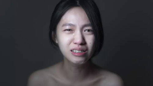 女子因网络诈骗伤心落泪