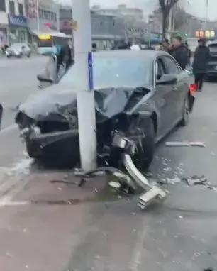 车祸现场落石砸毁车辆前挡风玻璃