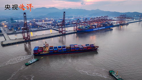 中国经济在风雨中稳步前行的象征图