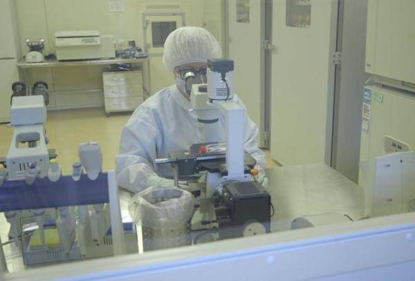 疫苗研发实验室工作场景