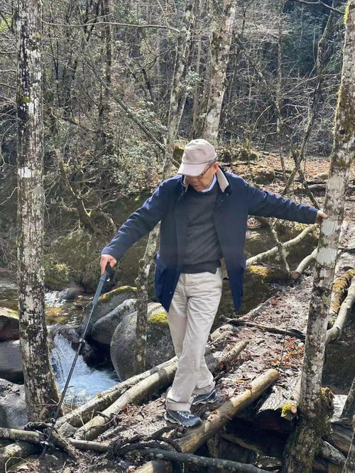 钟睒睒在工厂视察