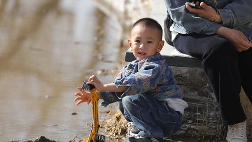 孩子们在公园玩耍的温馨画面