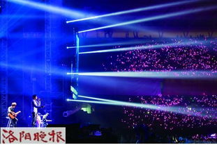 粉丝在演唱会现场挥舞荧光棒