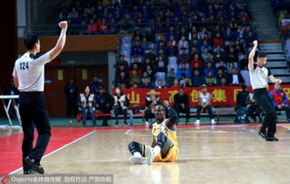 胡金秋在比赛中倒地瞬间