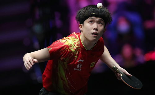 王楚钦在比赛中与对手对抗