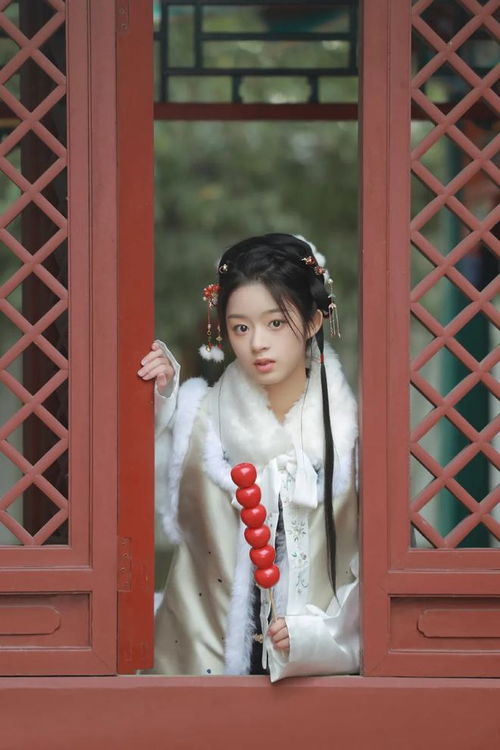 黄杨钿甜在片场认真工作的画面