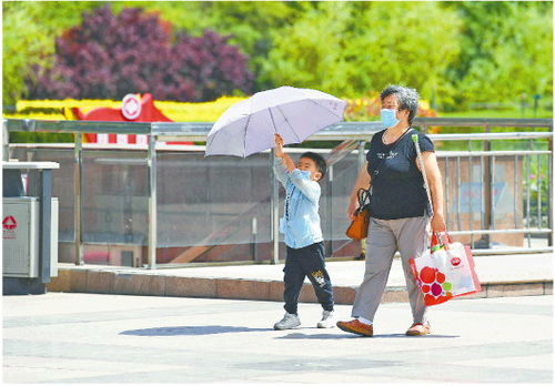 一位市民在高温下行走