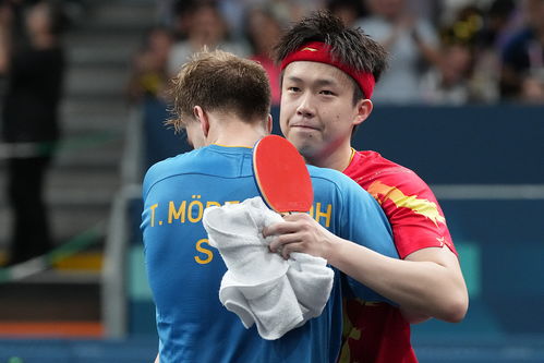 王楚钦手持备用球拍训练