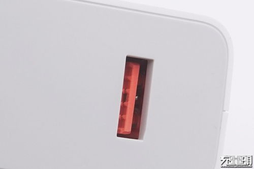 小米120W快速充电器特写展示功率标识和接口细节