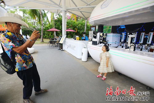 游客在快闪店前拍照打卡