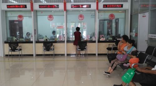 银行客户在柜台办理存款业务