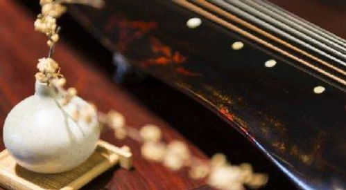 一位年轻人正在阅读关于古琴的书籍