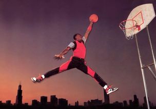 乔丹在球场边与主持人互动