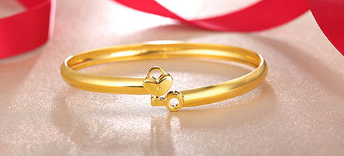 黄金婚戒和手镯的组合展示