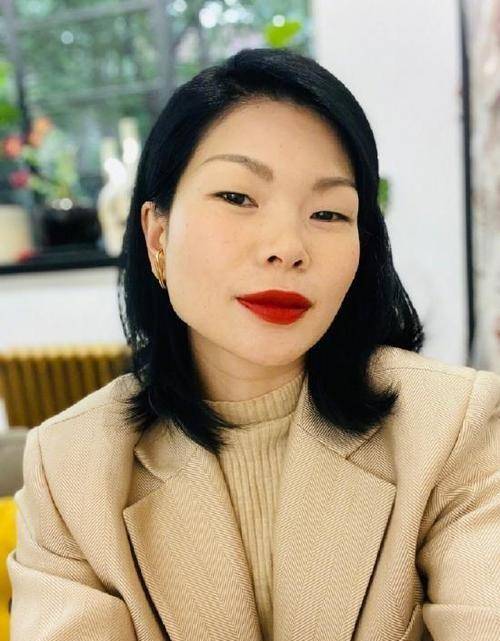 黄杨钿甜在镜头前自信微笑眼神明亮