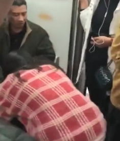 地铁车厢内老人与年轻人发生争执