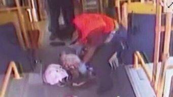 女孩们确认男子熟睡后离开街道路边