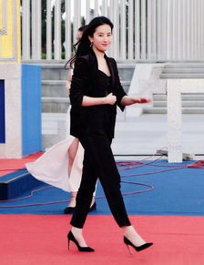 刘亦菲Lisa同框引爆时尚圈！神仙姐姐气场不减，撞衫造型引热议