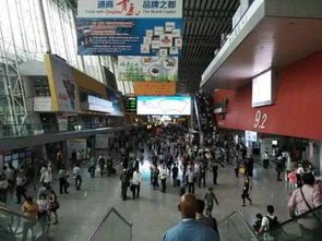 广交会现场，国际客商洽谈合作