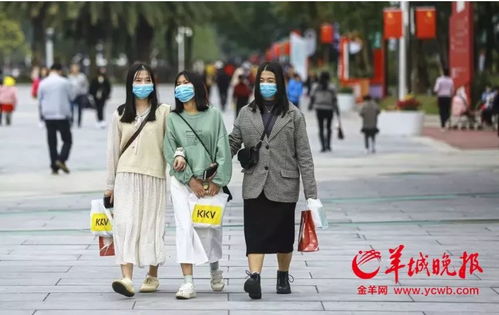 人们佩戴口罩在公共场所行走