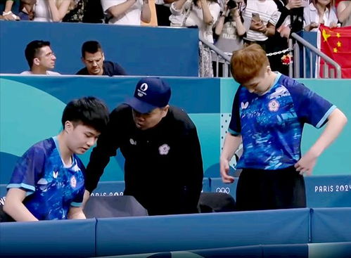 孙颖莎与教练讨论战术